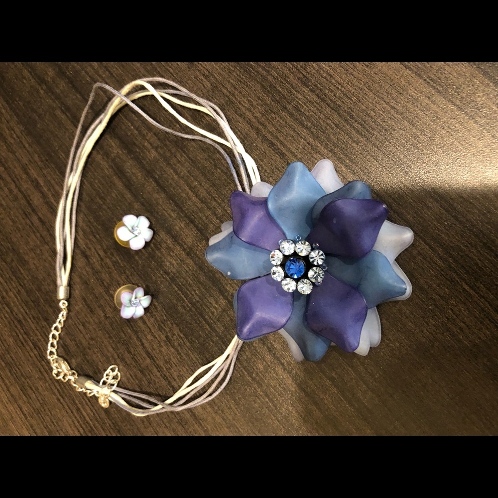 Flower pendant with earrings